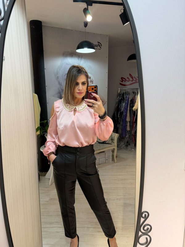 Camasa roz cu perle albe si umeri goi