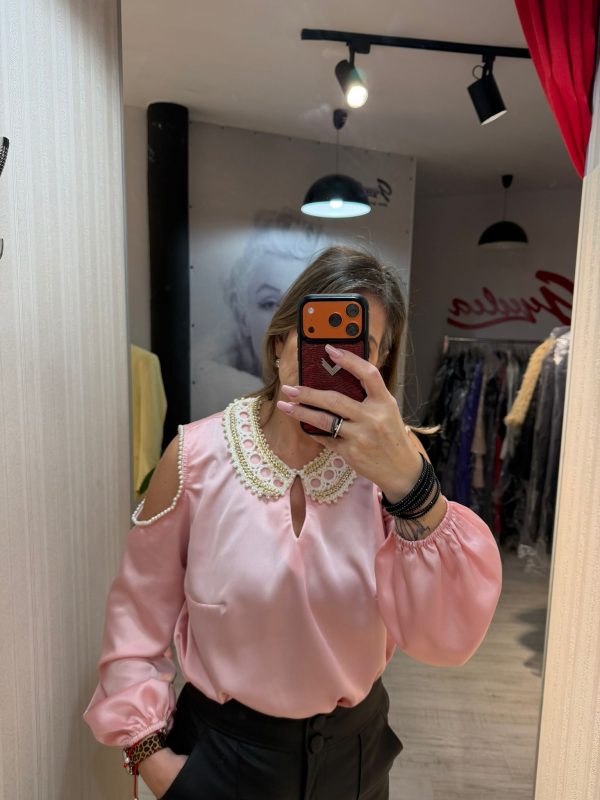 Camasa roz cu perle albe si umeri goi