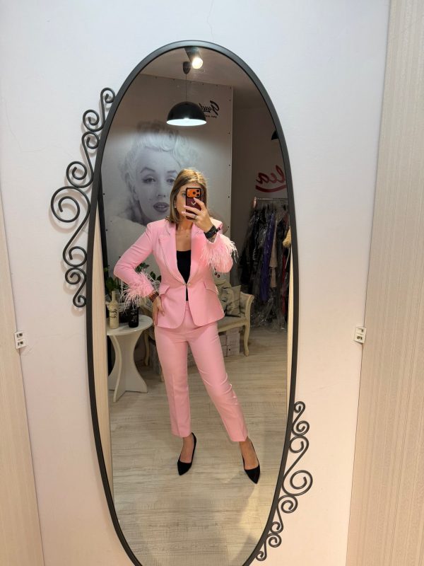 Compleu roz accesorizat cu pene