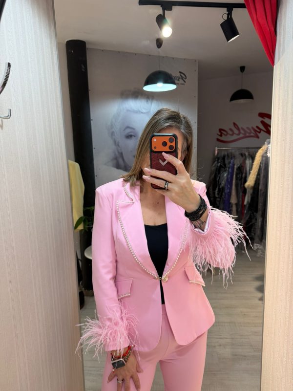 Compleu roz accesorizat cu pene