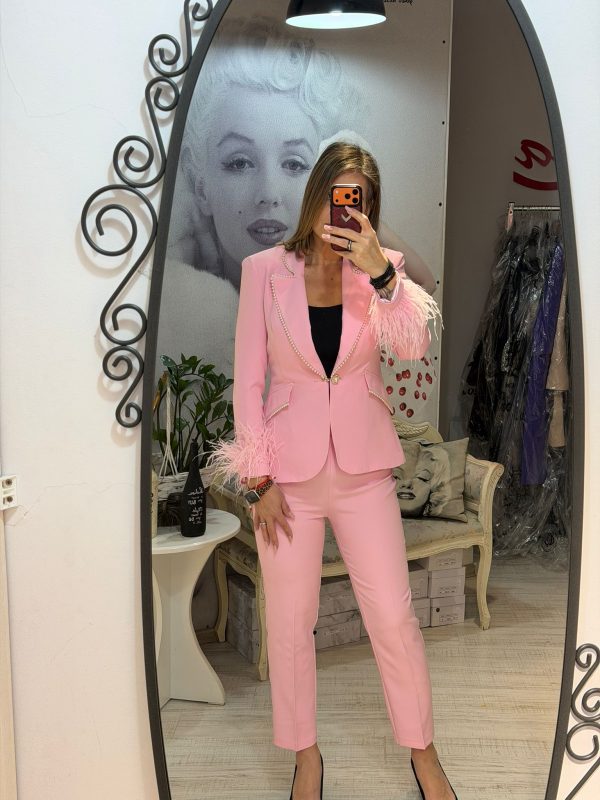 Compleu roz accesorizat cu pene