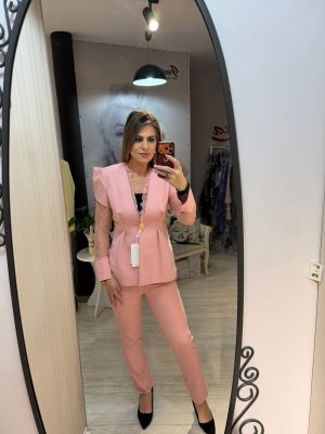 Costum roz cu umeri bufanti si maneci din dantela