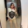 Costum bej cu insertii din dantela in jurul taliei