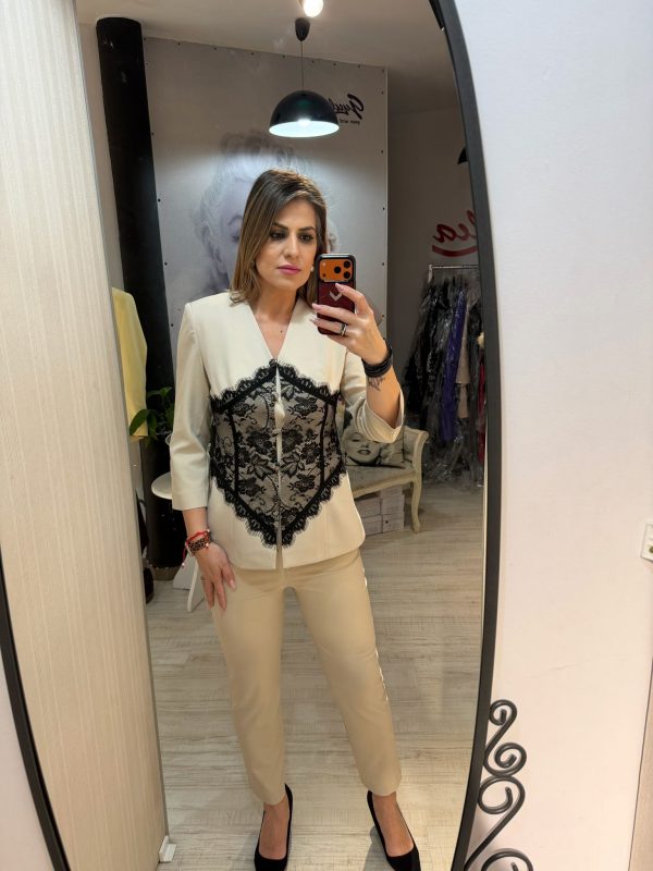 Costum bej cu insertii din dantela in jurul taliei