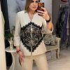 Costum bej cu insertii din dantela in jurul taliei