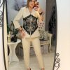 Costum bej cu insertii din dantela in jurul taliei