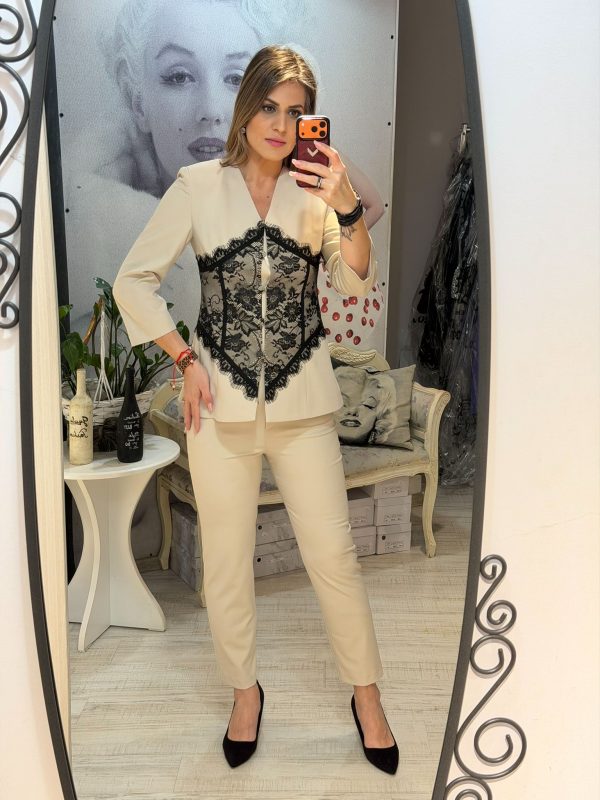 Costum bej cu insertii din dantela in jurul taliei