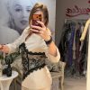 Costum bej cu insertii din dantela in jurul taliei