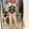 Costum bej cu insertii din dantela in jurul taliei