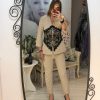 Costum bej cu insertii din dantela in jurul taliei