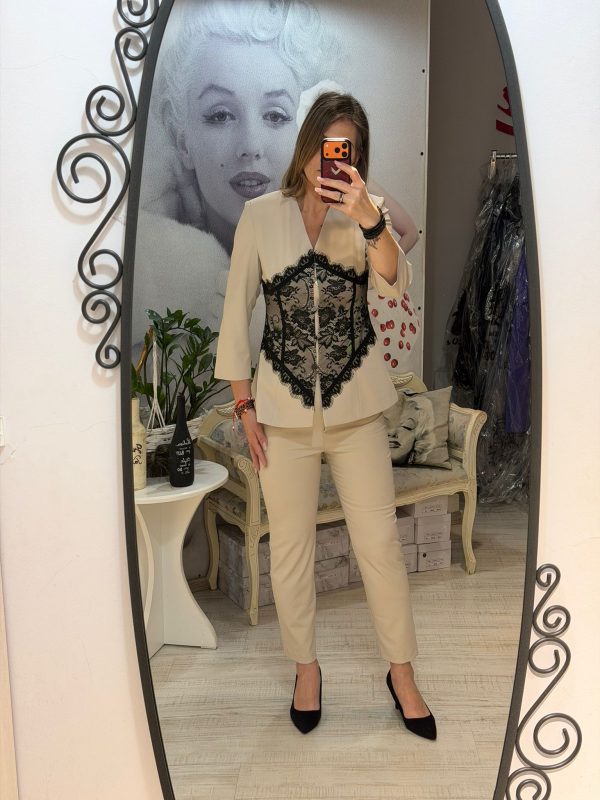Costum bej cu insertii din dantela in jurul taliei