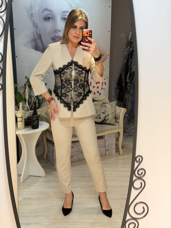 Costum bej cu insertii din dantela in jurul taliei