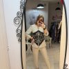 Costum bej cu insertii din dantela in jurul taliei