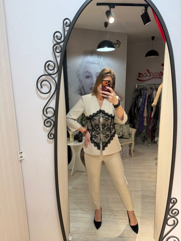 Costum bej cu insertii din dantela in jurul taliei
