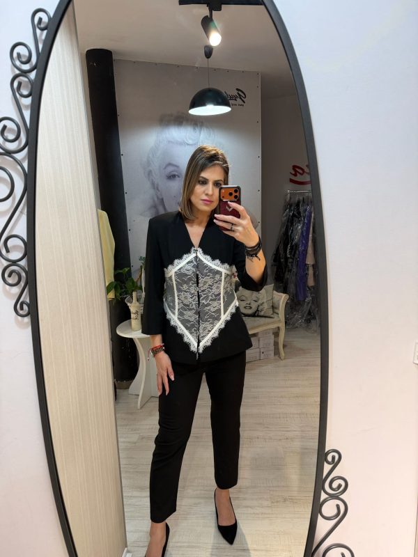 Costum negru cu insertii din dantela in jurul taliei