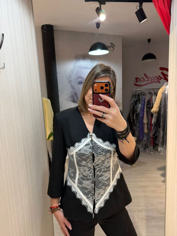Costum negru cu insertii din dantela in jurul taliei