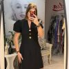 Rochie neagra cu maneca scurta si accesorii aurii