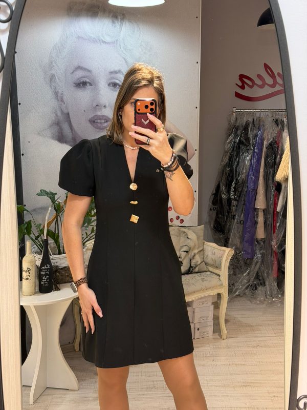 Rochie neagra cu maneca scurta si accesorii aurii