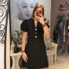 Rochie neagra cu maneca scurta si accesorii aurii
