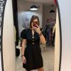 Rochie neagra cu maneca scurta si accesorii aurii
