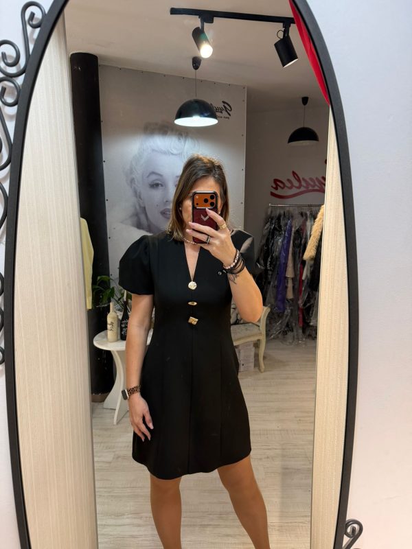 Rochie neagra cu maneca scurta si accesorii aurii