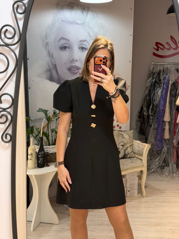 Rochie neagra cu maneca scurta si accesorii aurii