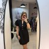 Rochie neagra cu maneca scurta si accesorii aurii