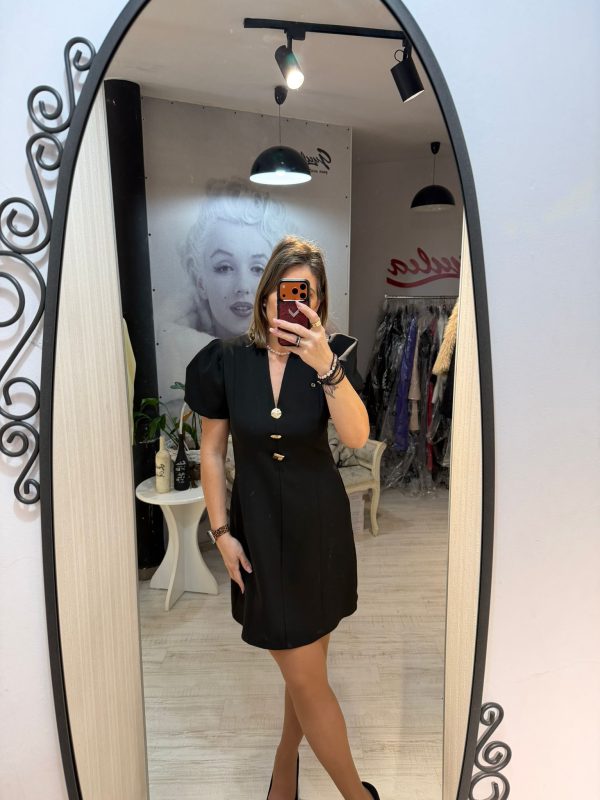 Rochie neagra cu maneca scurta si accesorii aurii