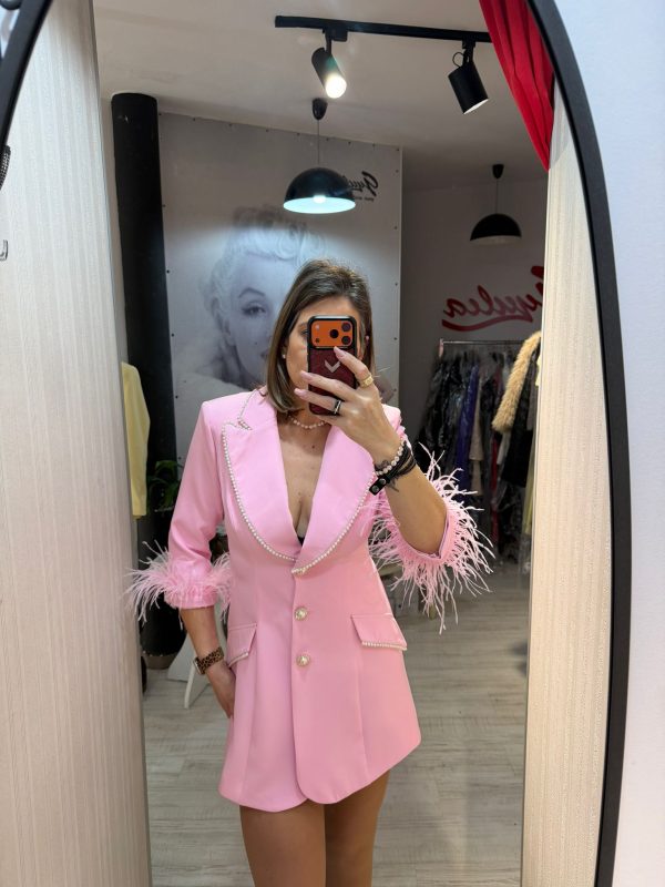 Rochie sacou roz accesorizata cu pene