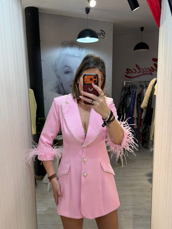 Rochie sacou roz accesorizata cu pene