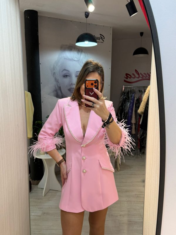 Rochie sacou roz accesorizata cu pene