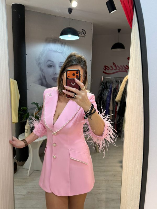 Rochie sacou roz accesorizata cu pene