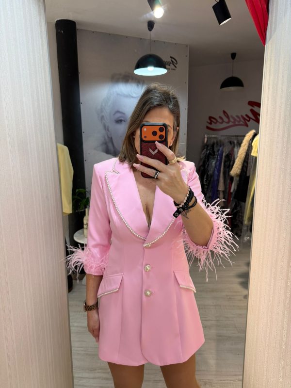 Rochie sacou roz accesorizata cu pene