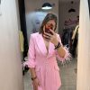 Rochie sacou roz accesorizata cu pene