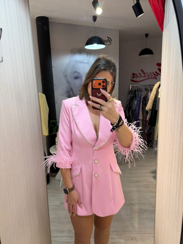 Rochie sacou roz accesorizata cu pene