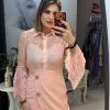 Rochie roze cu maneci din dantela