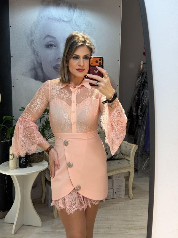 Rochie roze cu maneci din dantela