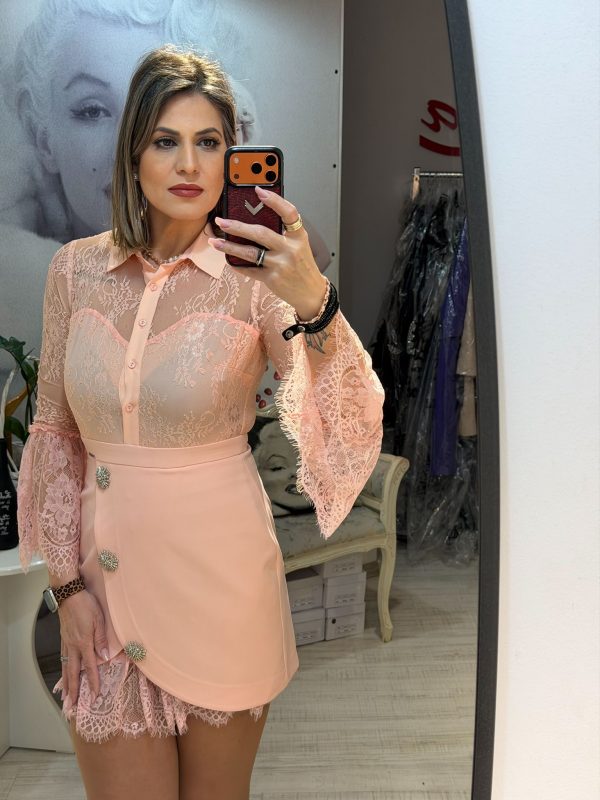 Rochie roze cu maneci din dantela