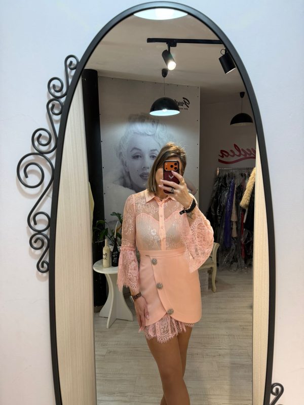 Rochie roze cu maneci din dantela