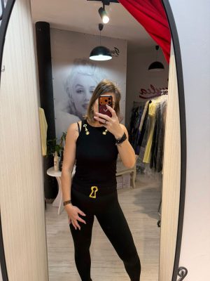 Maieu cu accesorii aurii pe langa gat