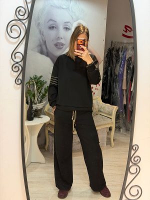 Compleu cu dungi pe brate si pantaloni