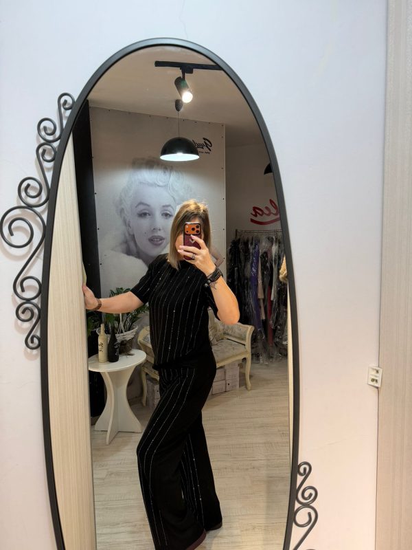 Compleu negru cu pietricele si maneca scurta