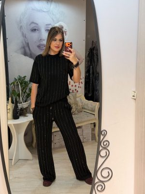 Compleu negru cu pietricele si maneca scurta