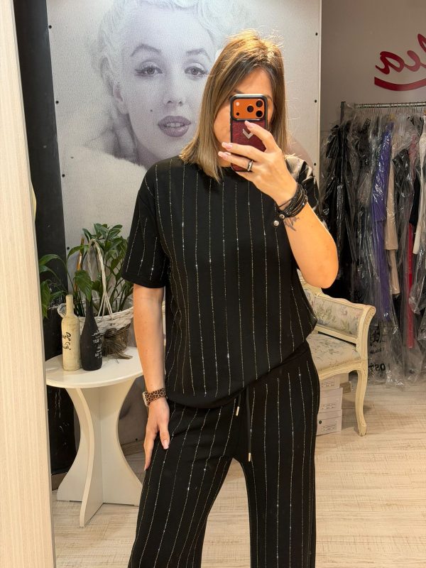 Compleu negru cu pietricele si maneca scurta