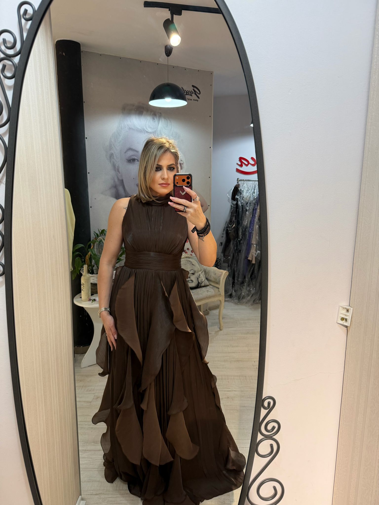 Rochie lunga rosie accesorizata cu pietricele argintii