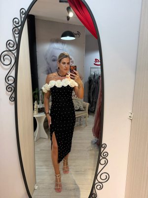 Rochie neagre midi cu perle si trandafiri albi