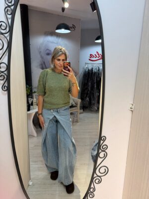 Blug albastru petrecut in fata
