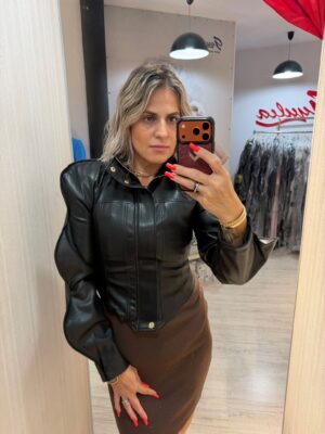 Geaca neagra cu umeri structurati