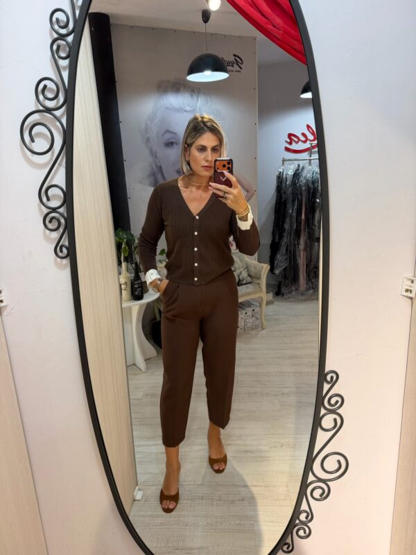 Pantaloni maro cu curea si buzunare