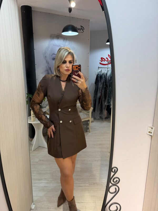 Rochie maro tip sacou cu maneci din dantela